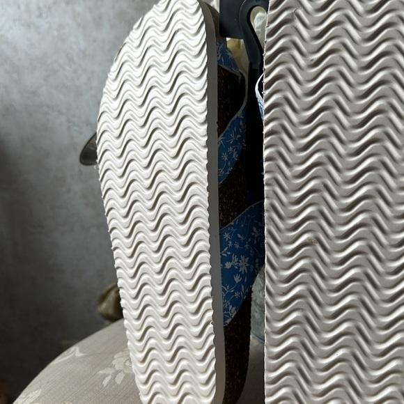 NWT women’s sandals size 7.5 blue & white floral with adjustable buckles - Picture 7 of 9